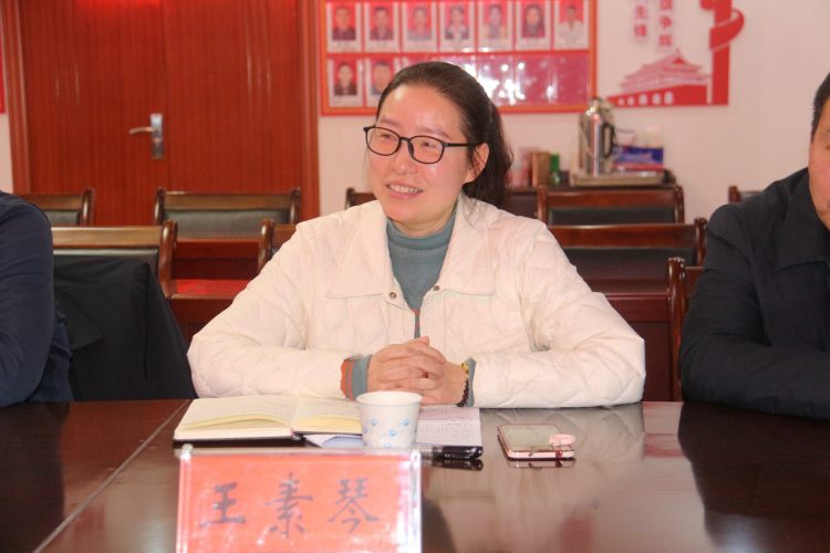 县职教中心教导处主任王素琴在座谈会上交流