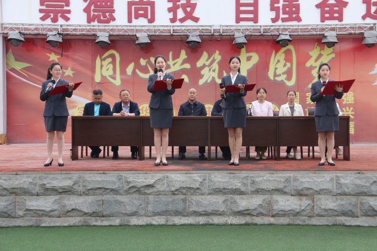 语文组教师诵读《用读书点亮人生》