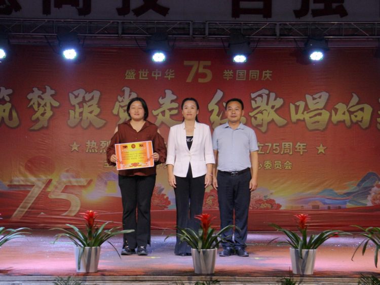 党委书记朱显兰同志为优秀年级组颁奖