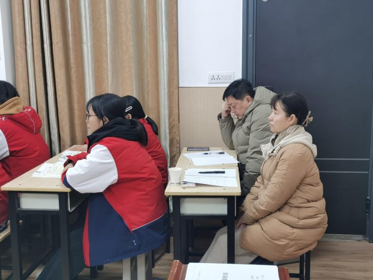 3评委们认真听取汇报课 (2)