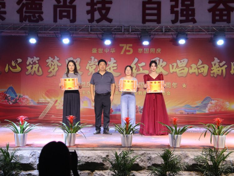 中心副主任陈建平同志为一等奖获奖班级颁奖