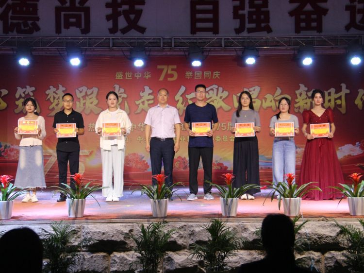 中心主任刘国旺同志为优秀指导教师颁奖