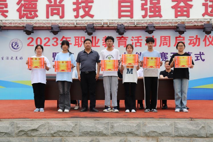 中心副主任陈建平为获得二等奖班级颁奖