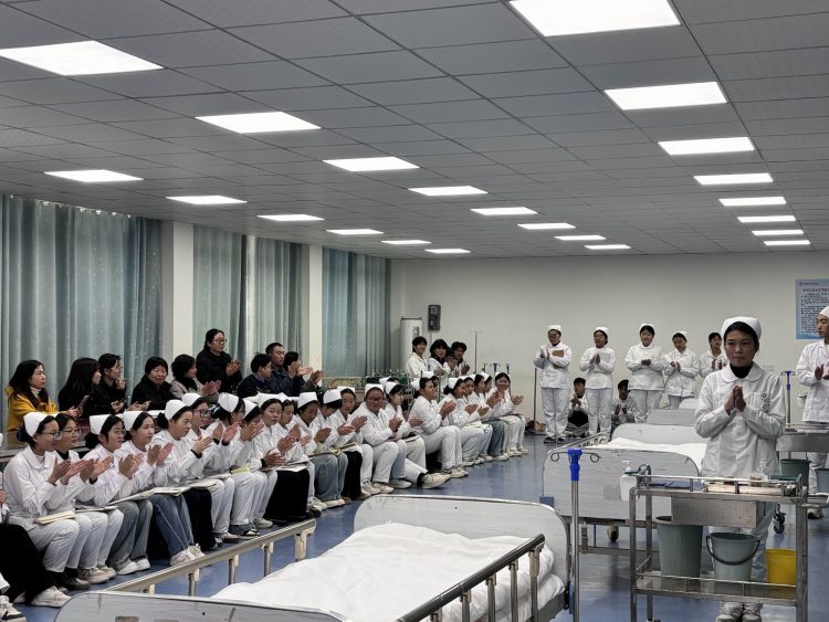 调整大小 3我校马茹老师上静脉输液公开课