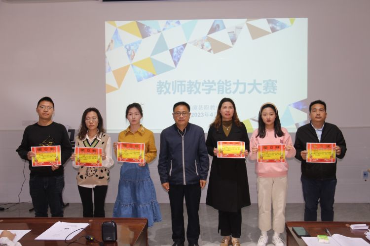 杨昌文书记为获得二等奖的团队颁奖