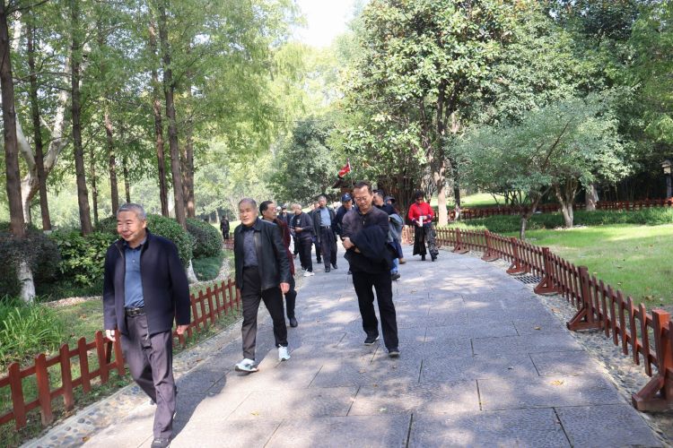 调整大小 6在习家池景区游览