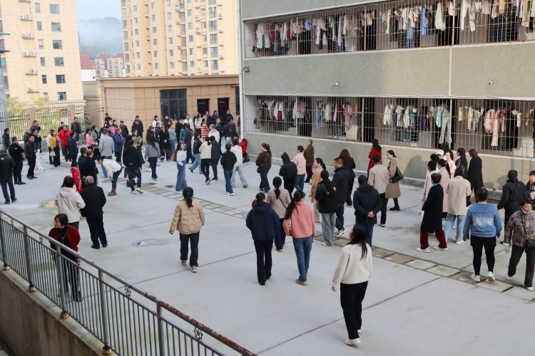 调整大小 11参观女生宿舍