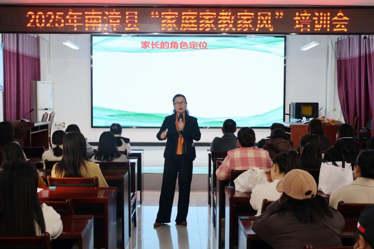 调整大小 4战建老师开展培训