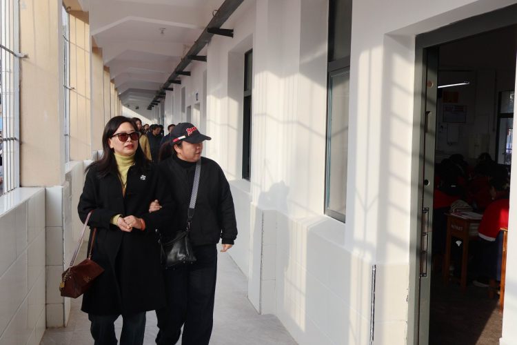 调整大小 9观看学生上课