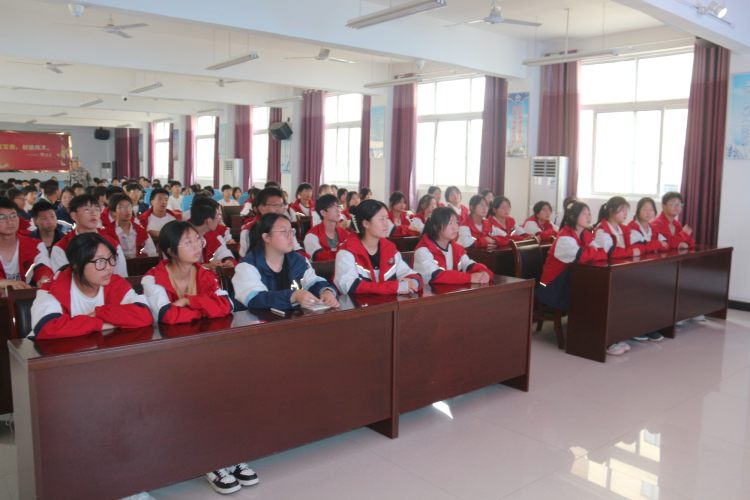 同学们认真聆听讲座