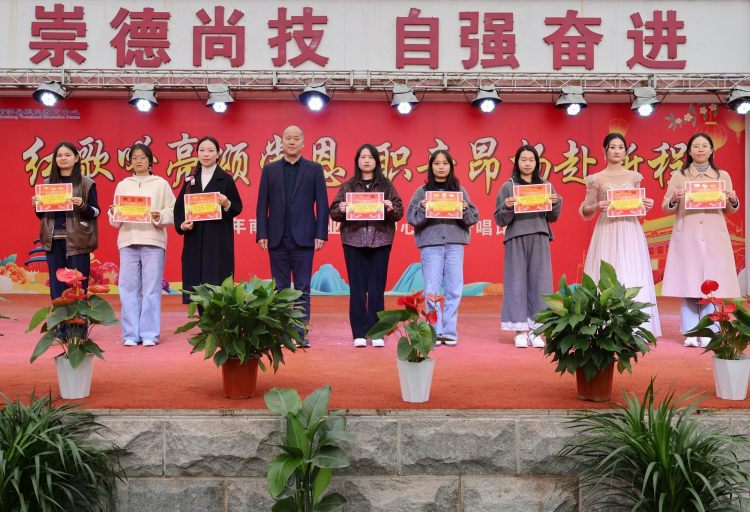 调整大小 17中心主任刘国旺同志为优秀指导教师颁奖