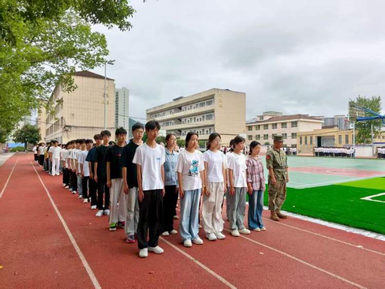 调整大小 5军训会操 (3)