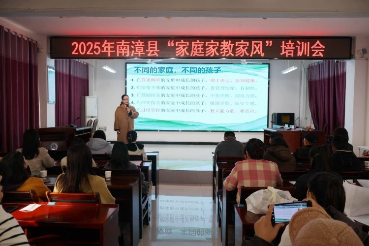 调整大小 5战建老师开展培训1