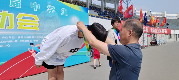 中心主任刘国旺在襄阳市第二十二届中学生田径运动会上为获奖选手颁奖 (1)