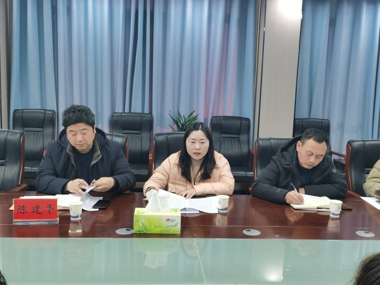 2.教科室主任张小雪主持会议