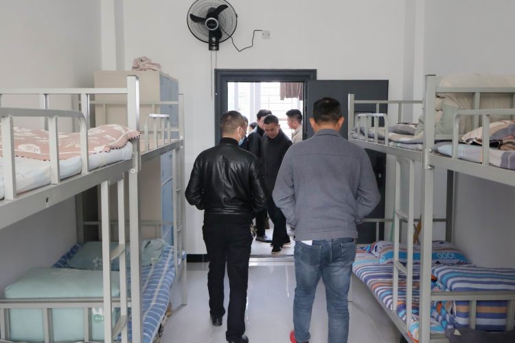 调整大小 10参观男生宿舍