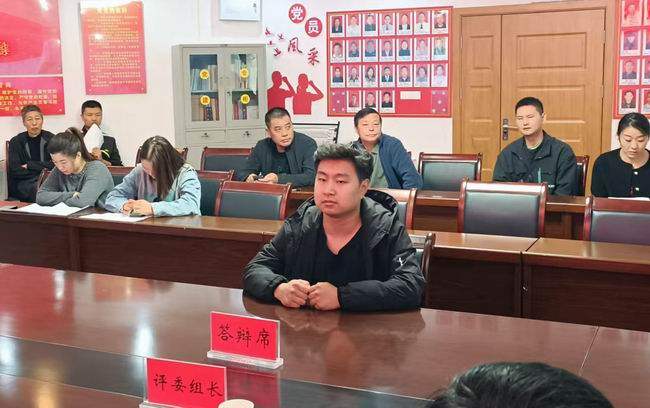 调整大小 3学员进行答辩  