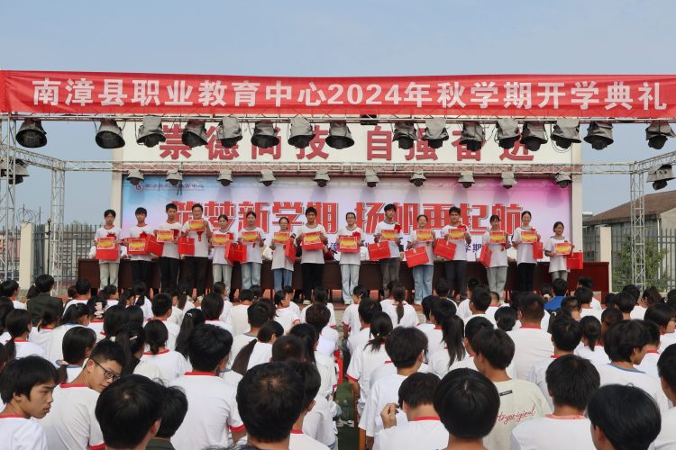 获奖学生上台领奖