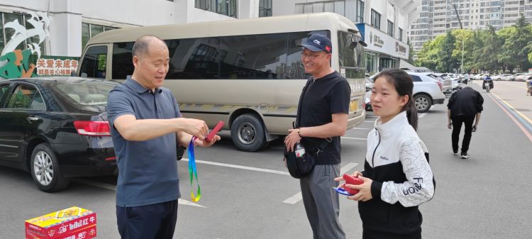 中心主任刘国旺在比赛期间慰问代表队