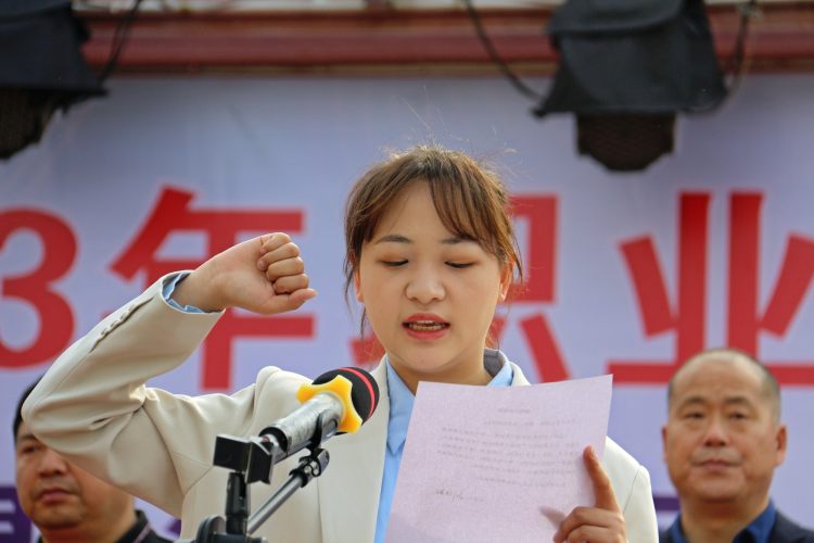 裁判员代表教师宣誓