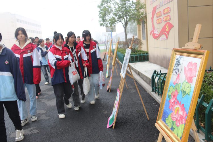 学生观看书画展 (2)