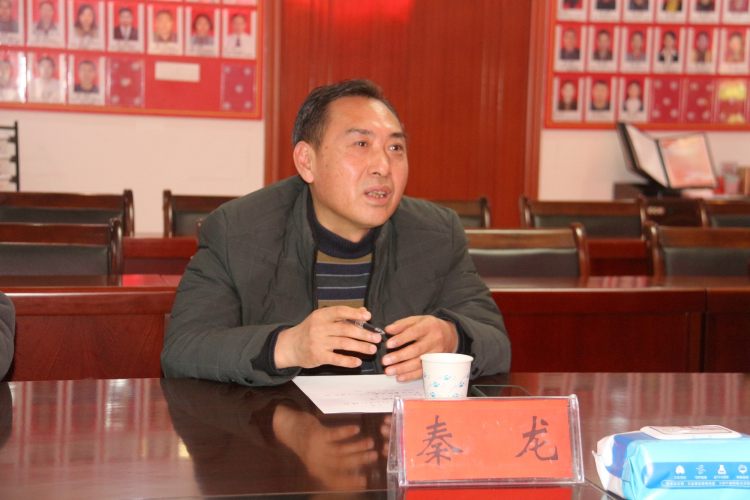 县职教中心政教处主任秦龙在座谈会上交流