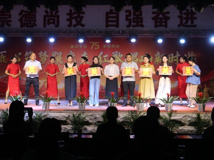 纪委书记汪莉同志为三等奖获奖班级颁奖