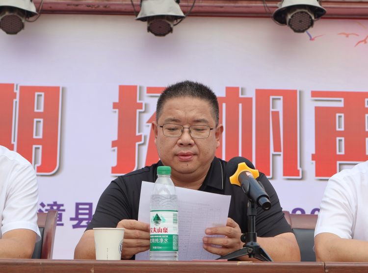 中心副主任冯安定同志宣读军训表彰决定
