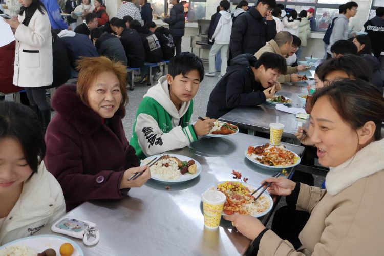 调整大小 13家长体验食堂菜品
