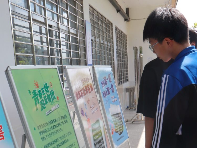 观看宣传展板 观看宣传展板