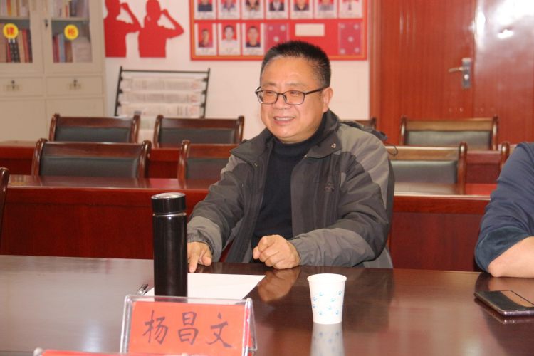 县职教中心党委书记杨昌文在座谈会上交流