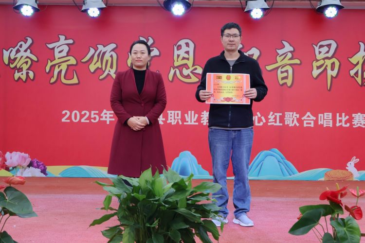 调整大小 16党委书记朱显兰同志为优胜年级组颁奖