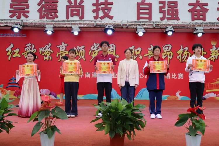 调整大小 20纪委书记汪莉同志为二等奖获奖班级颁奖