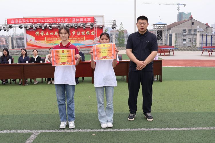 4中心副主任颜赛同志为获奖班级颁奖