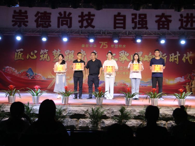 中心副主任冯安定同志为二等奖获奖班级颁奖