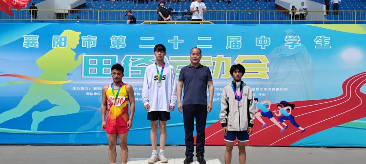 中心主任刘国旺在襄阳市第二十二届中学生田径运动会上为获奖选手颁奖 (2)