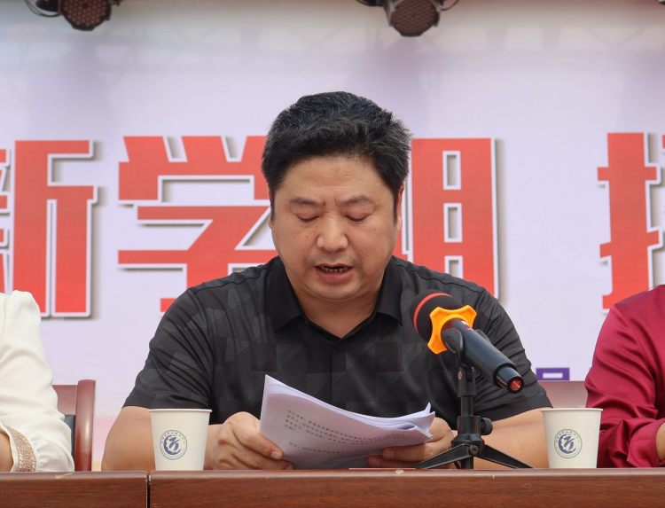 中心副主任陈建平同志宣读表彰决定