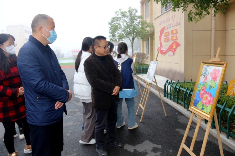 县职教中心主任刘国旺、党委书记杨昌文观看书画展 (2)