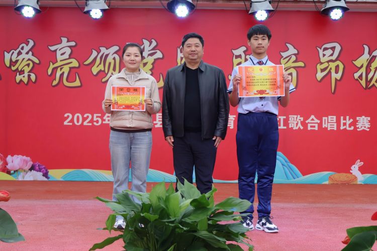 调整大小 18中心副主任陈建平为“红歌传唱示范团队”颁奖