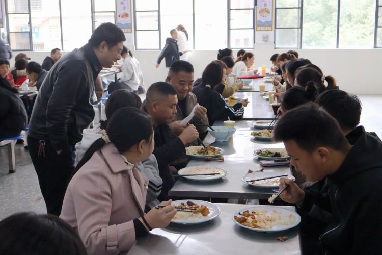 调整大小 14家长体验食堂菜品2