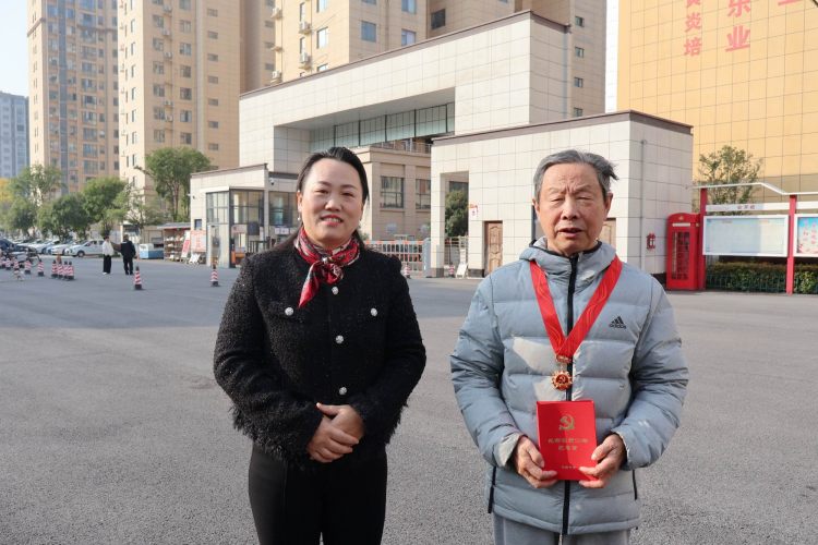 调整大小 5党委书记朱显兰同志向老同志颁发“光荣在党50年”纪念章