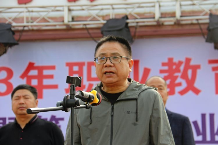 中心党委书记杨昌文同志宣布比赛开始