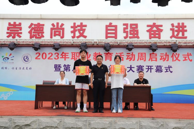 党委书记杨昌文为获得一等奖的班级颁奖