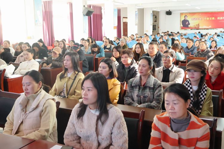 调整大小 7参会家长认真聆听培训会2