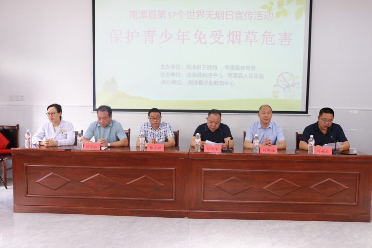 出席活动的领导 出席活动的领导