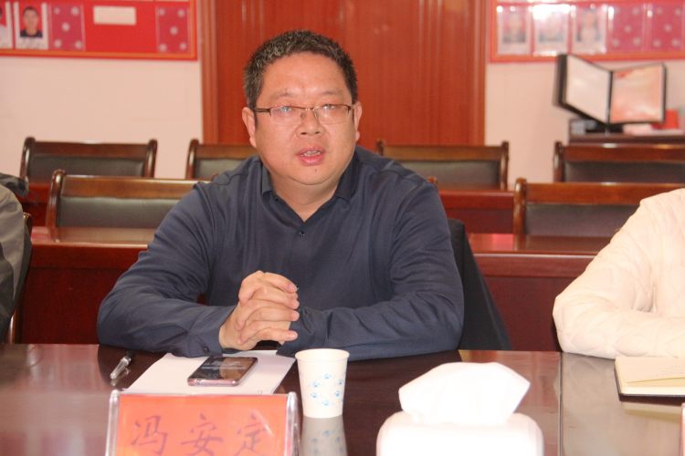 县职教中心副主任冯安定在座谈会上交流