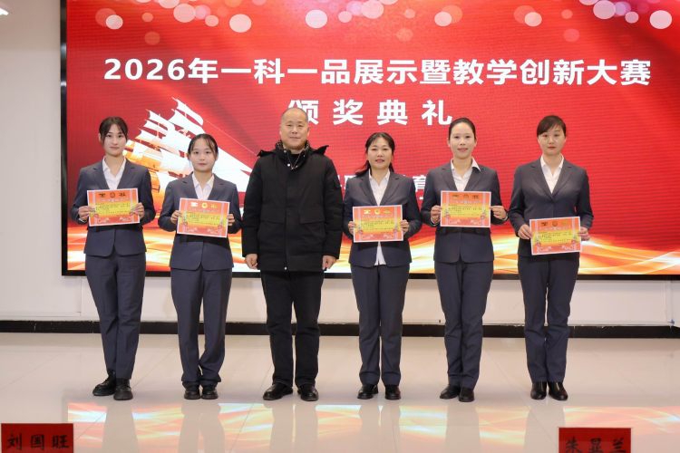 调整大小 11中心主任刘国旺同志为获一等奖的选手颁奖