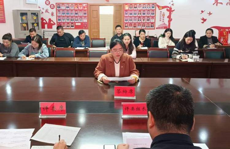 调整大小 2学员进行答辩 