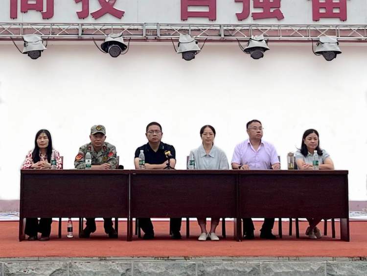 调整大小 2出席活动的领导和政教处干部