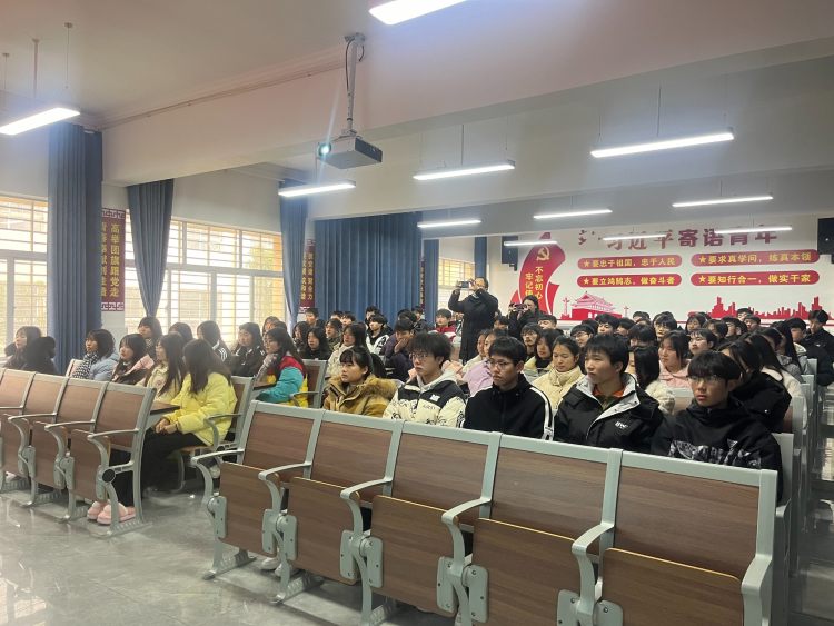 三年级电子商务专业学生认真聆听宣讲